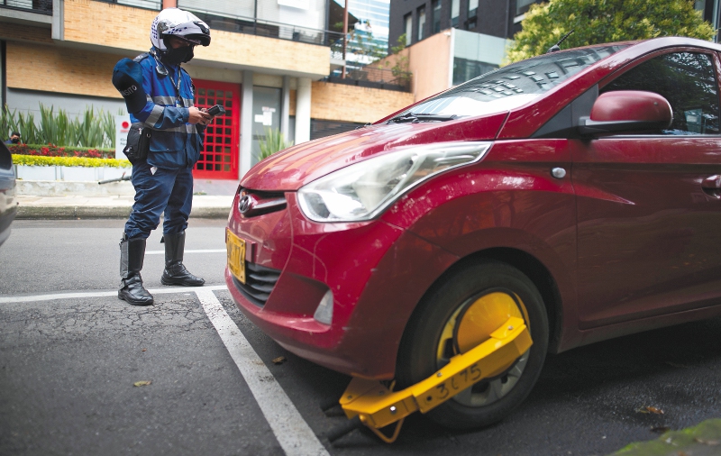 Puesto el cepo, las autoridades podrán disponer del traslado del vehículo bloqueado a los patios autorizados. / Secretaría Distrital de Movilidad