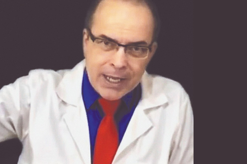 Raúl Salazar se presenta como médico de la U. del Valle. Lleva décadas en la medicina alternativa.