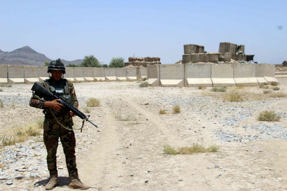 Ataque talibán contra base militar en Afganistán deja 26 soldados muertos