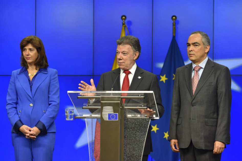 Acompañado por la ministra de Relaciones Exteriores, María Ángela Holguín, y el embajador en Bruselas, Rodrigo Rivera, Santos declaró que ”hoy es un gran día para los colombianos”. /Presidencia