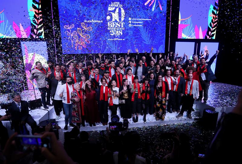 Los chefs de los 50 mejores restaurantes de América Latina son fotografiados durante una gala en Bogotá (Colombia).  / EFE