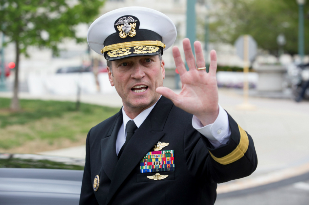 El designado de Trump para Veteranos retira su candidatura