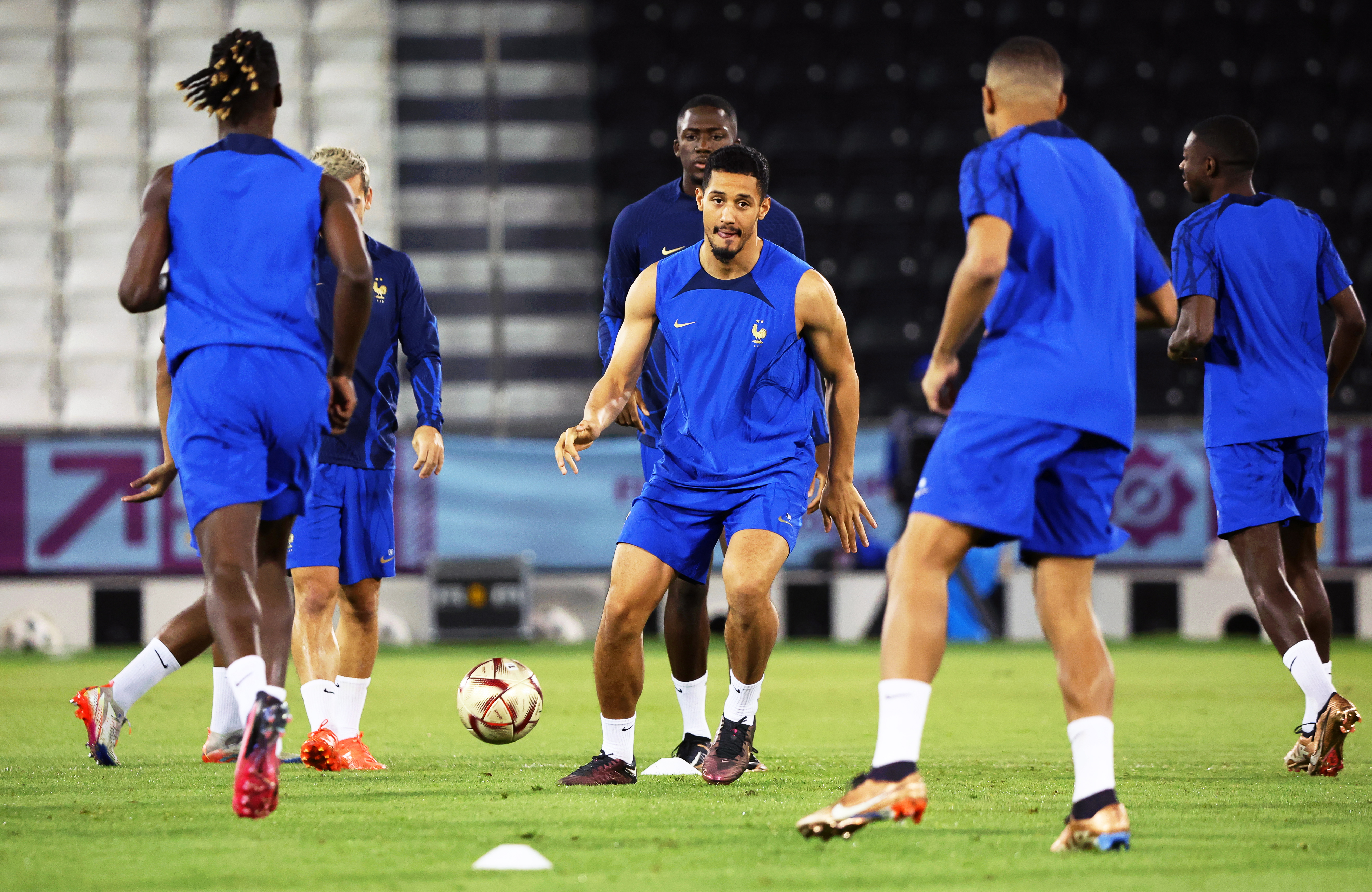 Doha (Qatar), 13/12/2022.- France's William Saliba (C) and teammates attend their training session in Doha, Qatar, 13 December 2022. France will face Morocco in their FIFA World Cup 2022 semi final soccer match on 14 December 2022. (Mundial de Fútbol, Francia, Marruecos, Catar) EFE/EPA/MARTIN DIVISEK