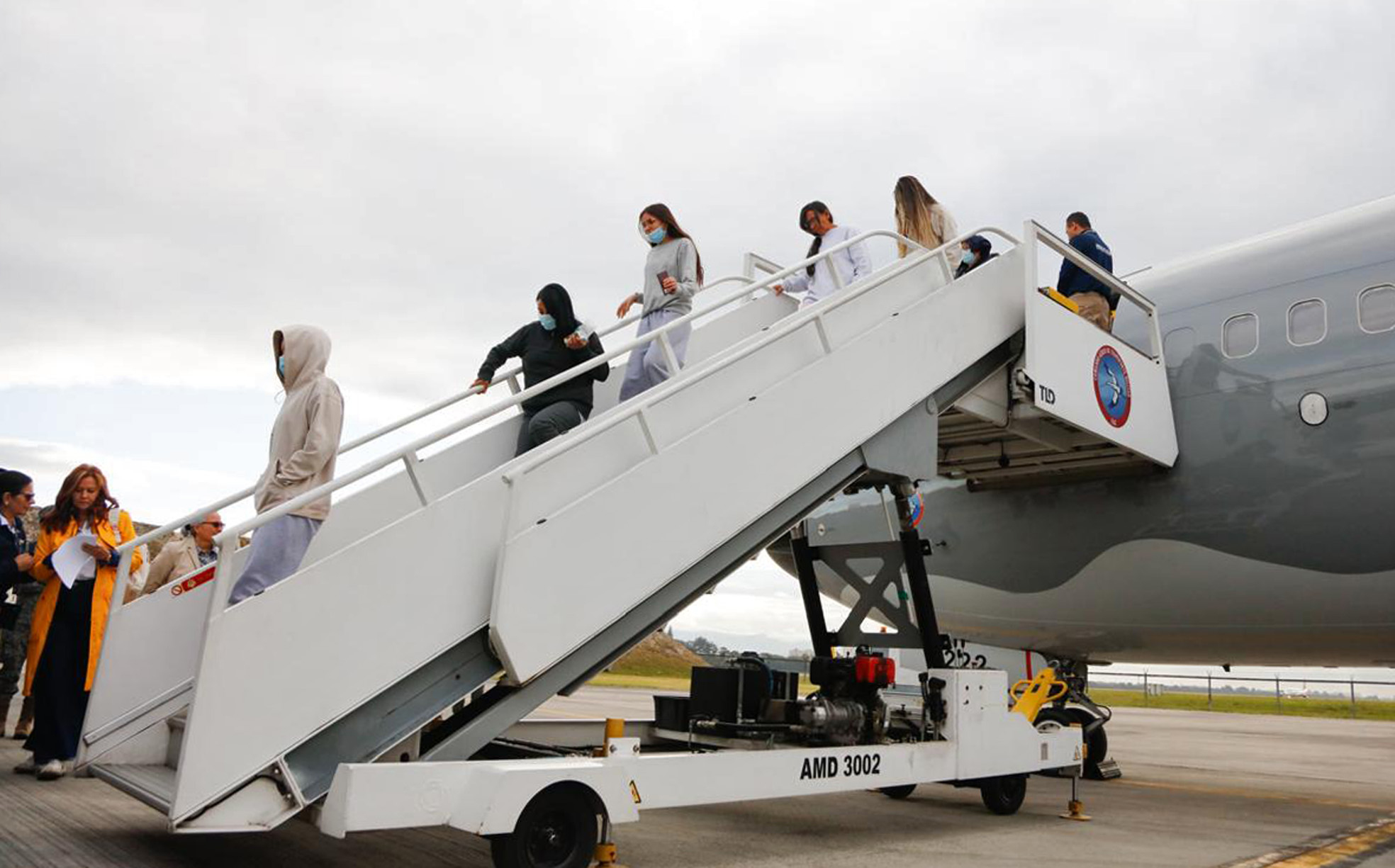 AME4605. BOGOTÁ (COLOMBIA), 28/01/2025.- Fotografía cedida por la Presidencia de Colombia de la llegada de ciudadanos deportados de Estados Unidos en un vuelo de Fuerza Aeroespacial Colombiana (FAC) este martes, en Bogotá (Colombia). Un avión de la FAC que transporta a 110 ciudadanos deportados de Estados Unidos aterrizó en el aeropuerto internacional El Dorado de Bogotá. EFE/ Presidencia de Colombia /SOLO USO EDITORIAL/ SOLO DISPONIBLE PARA ILUSTRAR LA NOTICIA QUE ACOMPAÑA (CRÉDITO OBLIGATORIO)