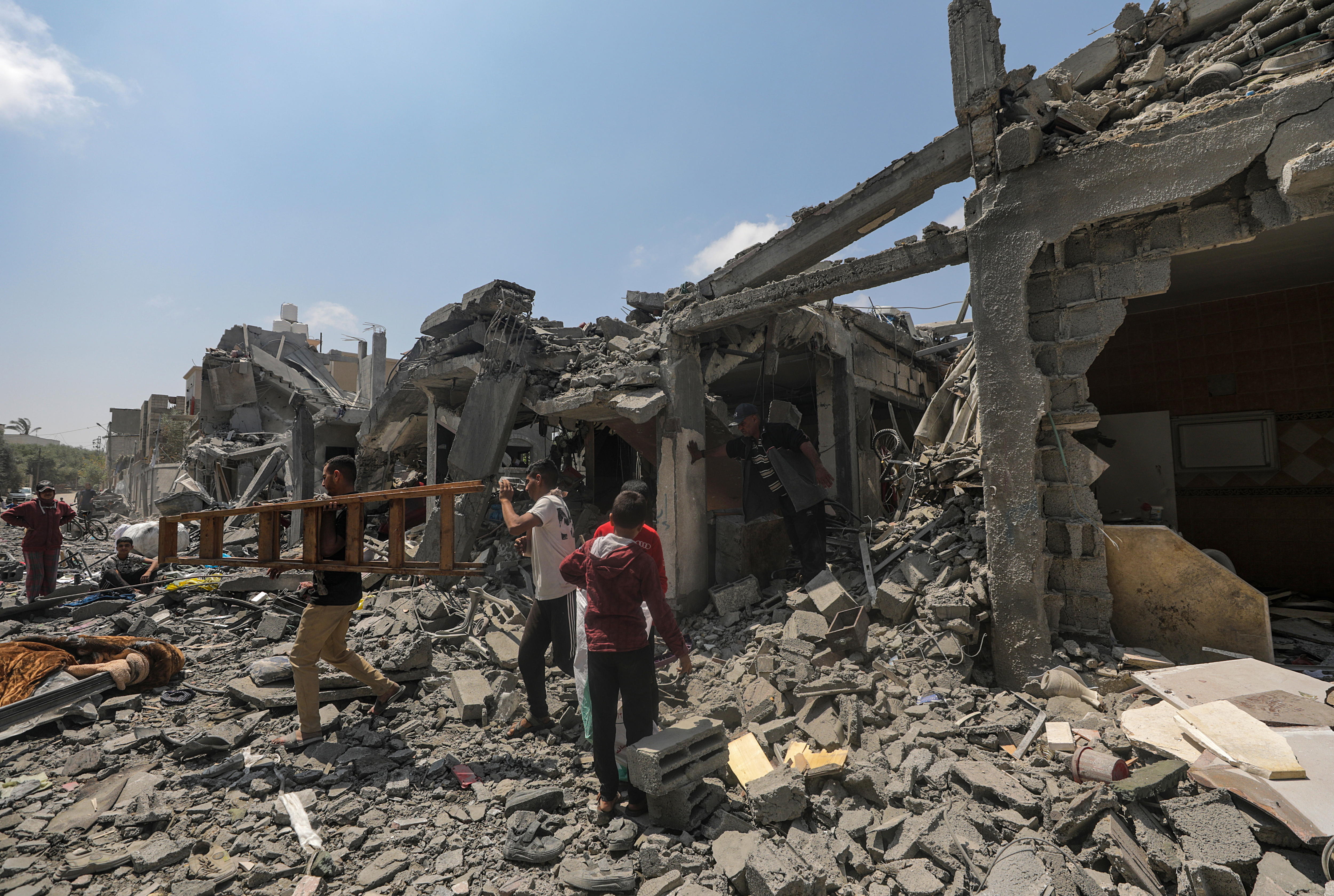 Maghazi Camp (-), 15/04/2024.- Palestinian families inspect their destroyed houses in Al Maghazi refugee camp, central Gaza Strip, 15 April 2024, following Israeli air strikes. More than 33,700 Palestinians and over 1,450 Israelis have been killed, according to the Palestinian Health Ministry and the Israel Defense Forces (IDF), since Hamas militants launched an attack against Israel from the Gaza Strip on 07 October 2023, and the Israeli operations in Gaza and the West Bank which followed it. EFE/EPA/MOHAMMED SABER