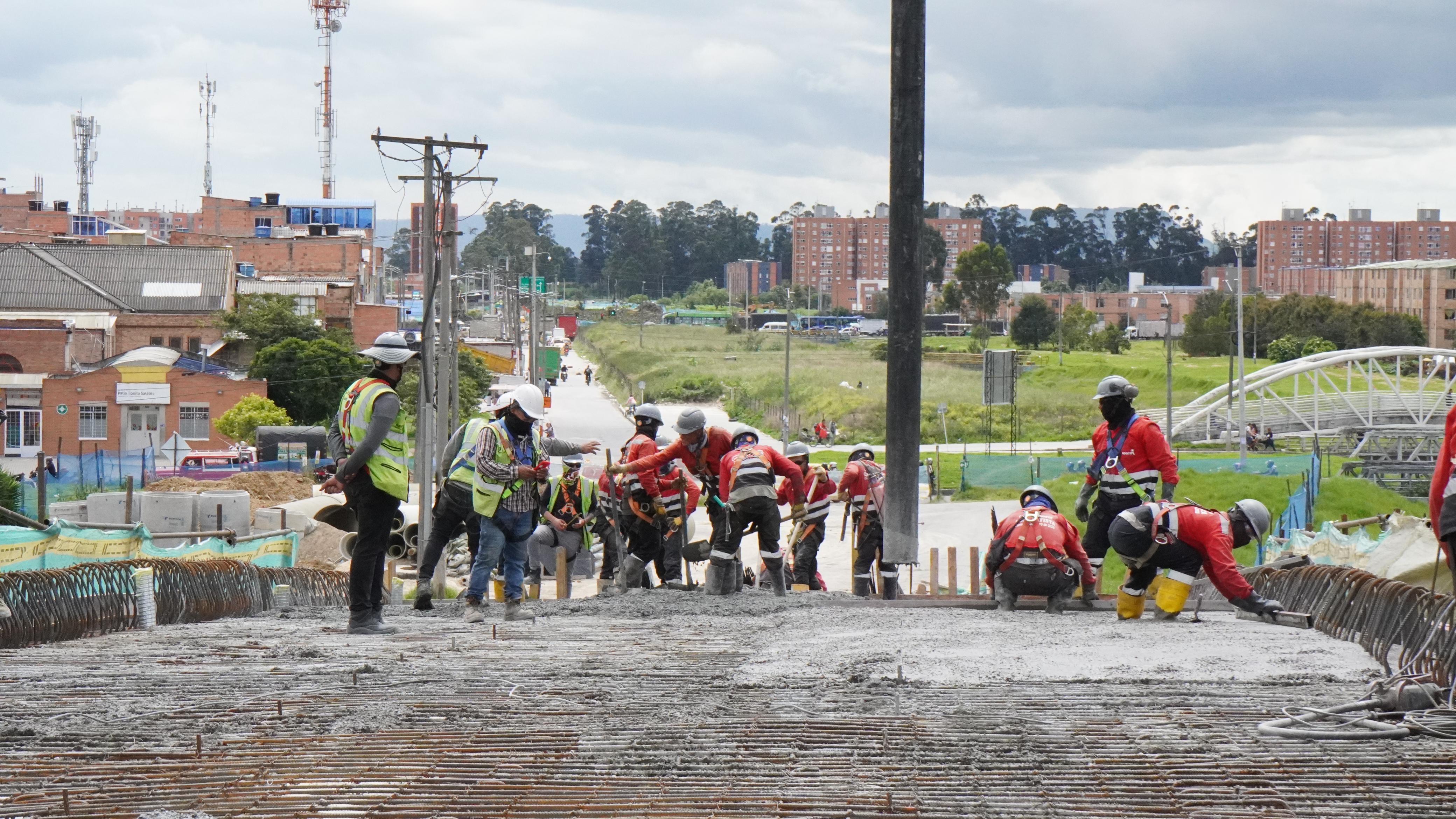 La glorieta elevada contará en su nivel superior con ocho ramales de doble calzada para tráfico mixto.