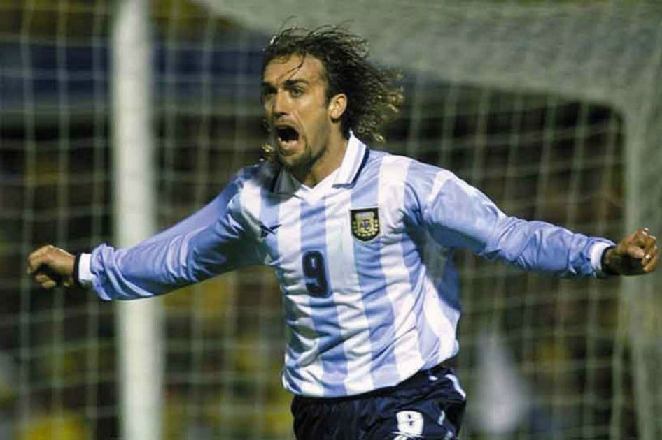 Batistuta, un exgoleador argentino que espera por una prótesis de tobillo