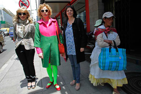 Ágatha Ruiz de la Prada, fascinada con la vestimenta de aimaras bolivianas