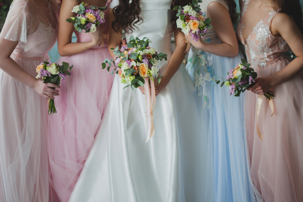 ¿Se acerca tu boda o la de una amiga y estás en búsqueda de los vestidos ideales para las damas de honor? Noviembre es el mes perfecto para elegir colores, texturas y estilos que complementen la temporada y se adapten a las tendencias de 2024.