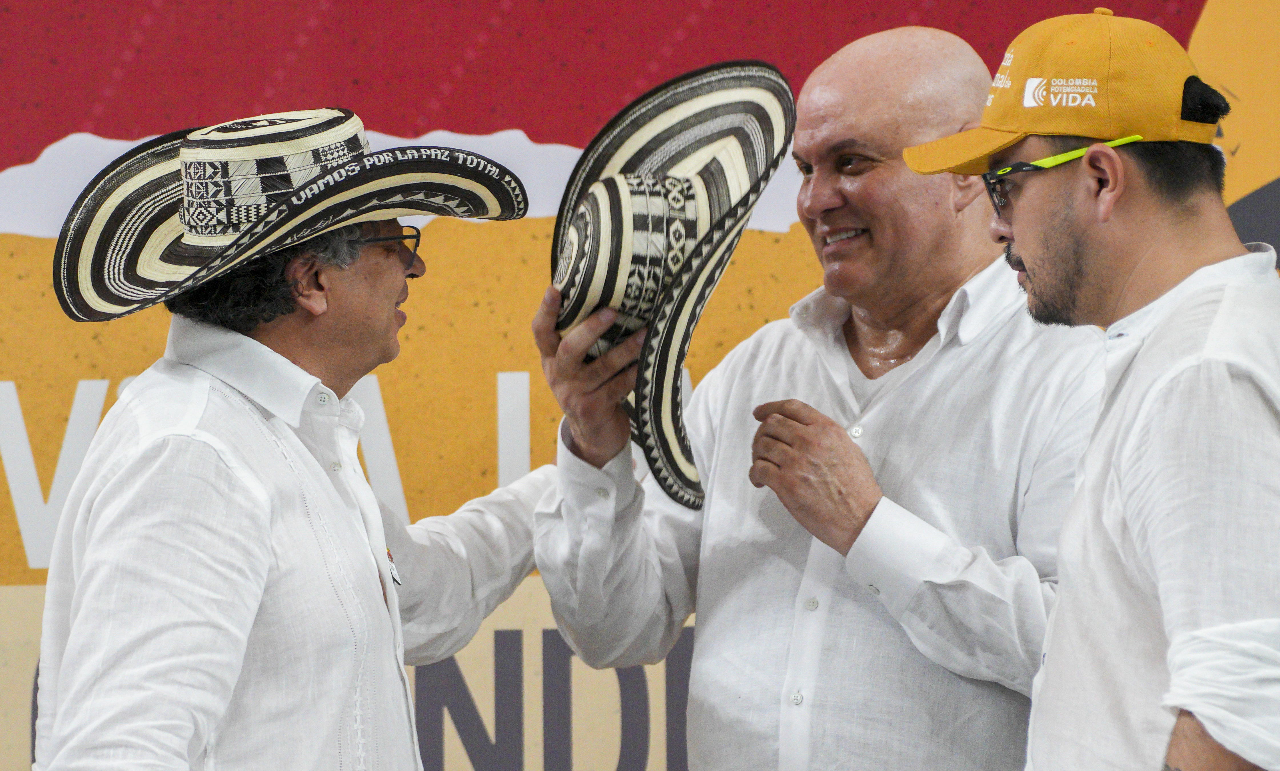 AME4613. MONTERÍA (COLOMBIA), 03/10/2024.- Fotografía cedida por la oficina de prensa de la Presidencia de Colombia del mandatario, Gustavo Petro (i), junto al ex jefe paramilitar Salvatore Mancuso, este jueves en Montería (Colombia). Petro se encontró con el ex jefe paramilitar Salvatore Mancuso en un evento de entrega de tierras en el departamento de Córdoba, donde este último pidió perdón a las víctimas y se comprometió a trabajar por la reparación. EFE/ Presidencia De Colombia / SOLO USO EDITORIAL/ SOLO DISPONIBLE PARA ILUSTRAR LA NOTICIA QUE ACOMPAÑA (CRÉDITO OBLIGATORIO)