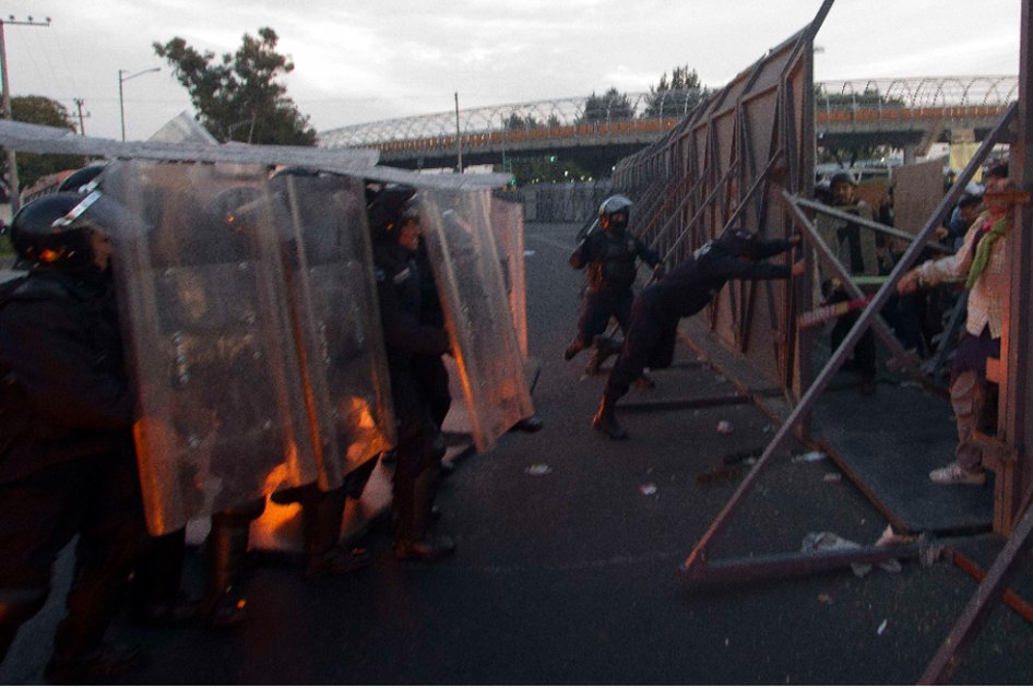 Jóvenes se enfrentan con policías antes de la toma de posesión de Peña Nieto