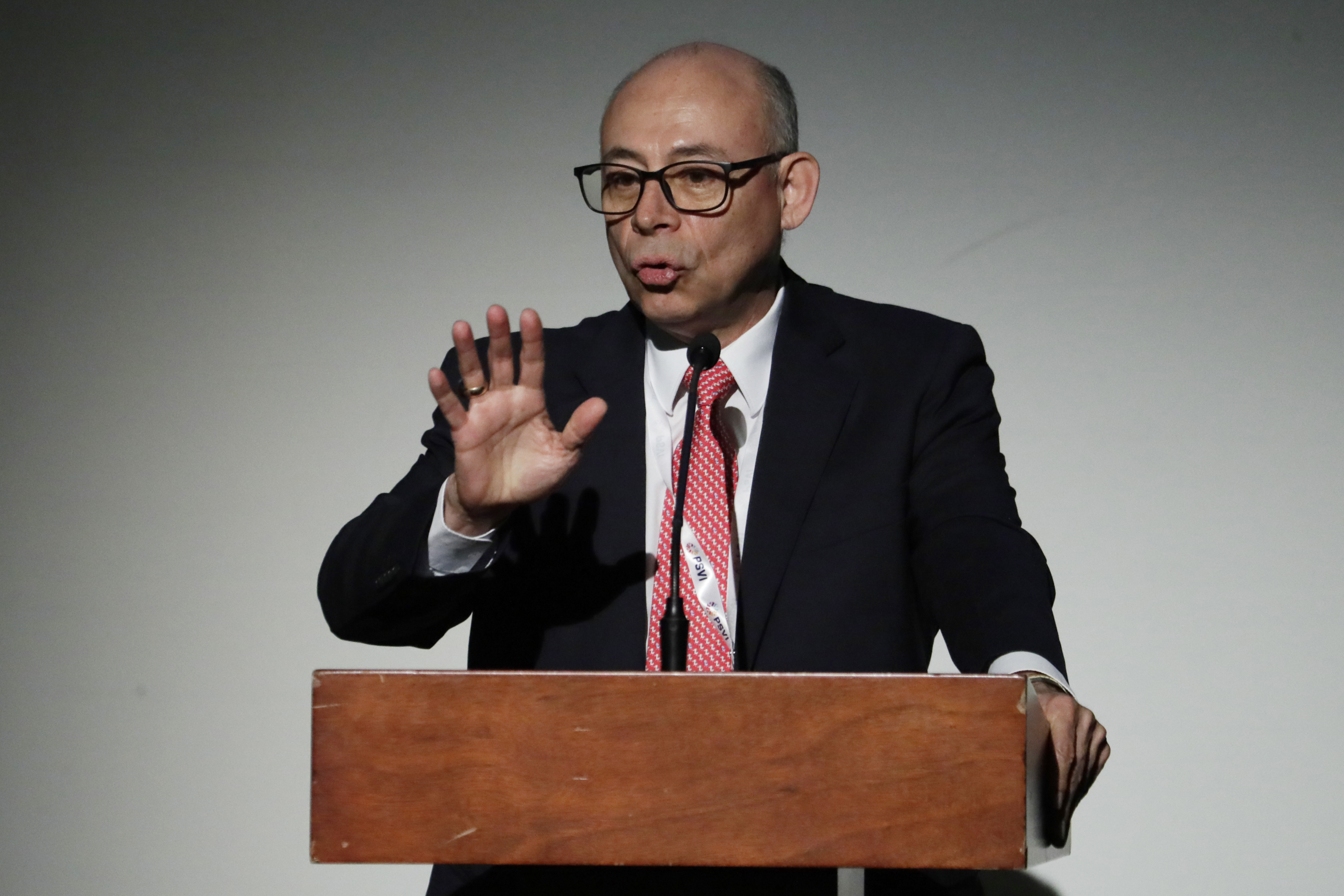 AME807. BOGOTÁ (COLOMBIA), 25/11/2024.- El director de la Unidad de Investigación y Acusación, Fiscal, Giovanni Álvarez Santoyo, habla este lunes, durante la Conmemoración de la firma del Acuerdo de Paz entre el Gobierno y las FARC, en el Teatro Colón en Bogotá (Colombia). Con la presencia del presidente de Colombia, Gustavo Petro; la presidenta de Kosovo, Vjosa Osmani, y los premios Nobel de Paz Juan Manuel Santos y Denis Mukwege, entre otros se lleva acabo la Conmemoración del octavo aniversario de la firma del acuerdo de paz con las FARC y el Gobierno colombiano. EFE/Carlos Ortega