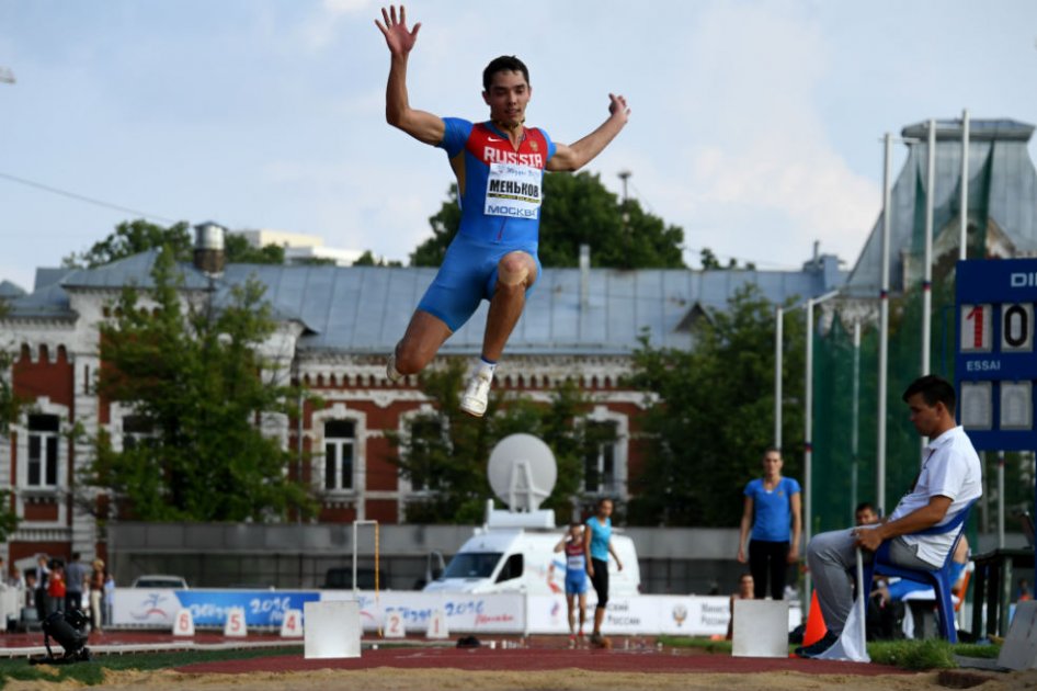 Aleksandr Menkov, salto largo, durante la reunión de "estrellas" en Moscú. Foto: AFP