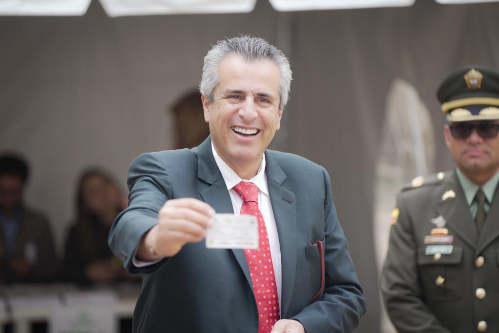El ministro del Interior, Luis Fernando Velasco, votó en el Capitolio e invitó a los colombianos a una jornada pacífica.