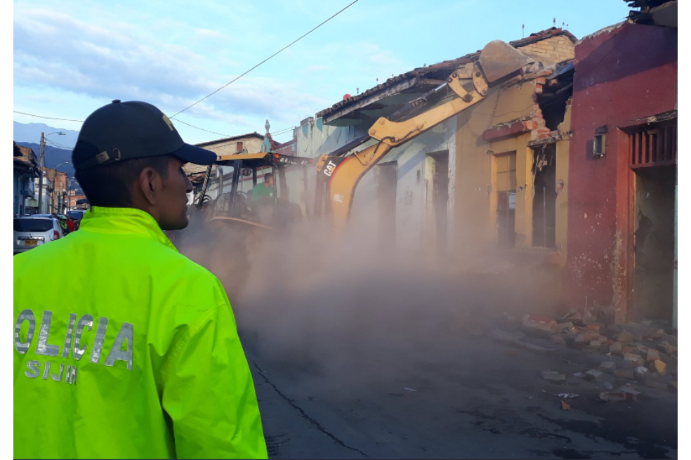 En Cali realizan demolición de inmuebles que funcionaban como centros para expendio de droga