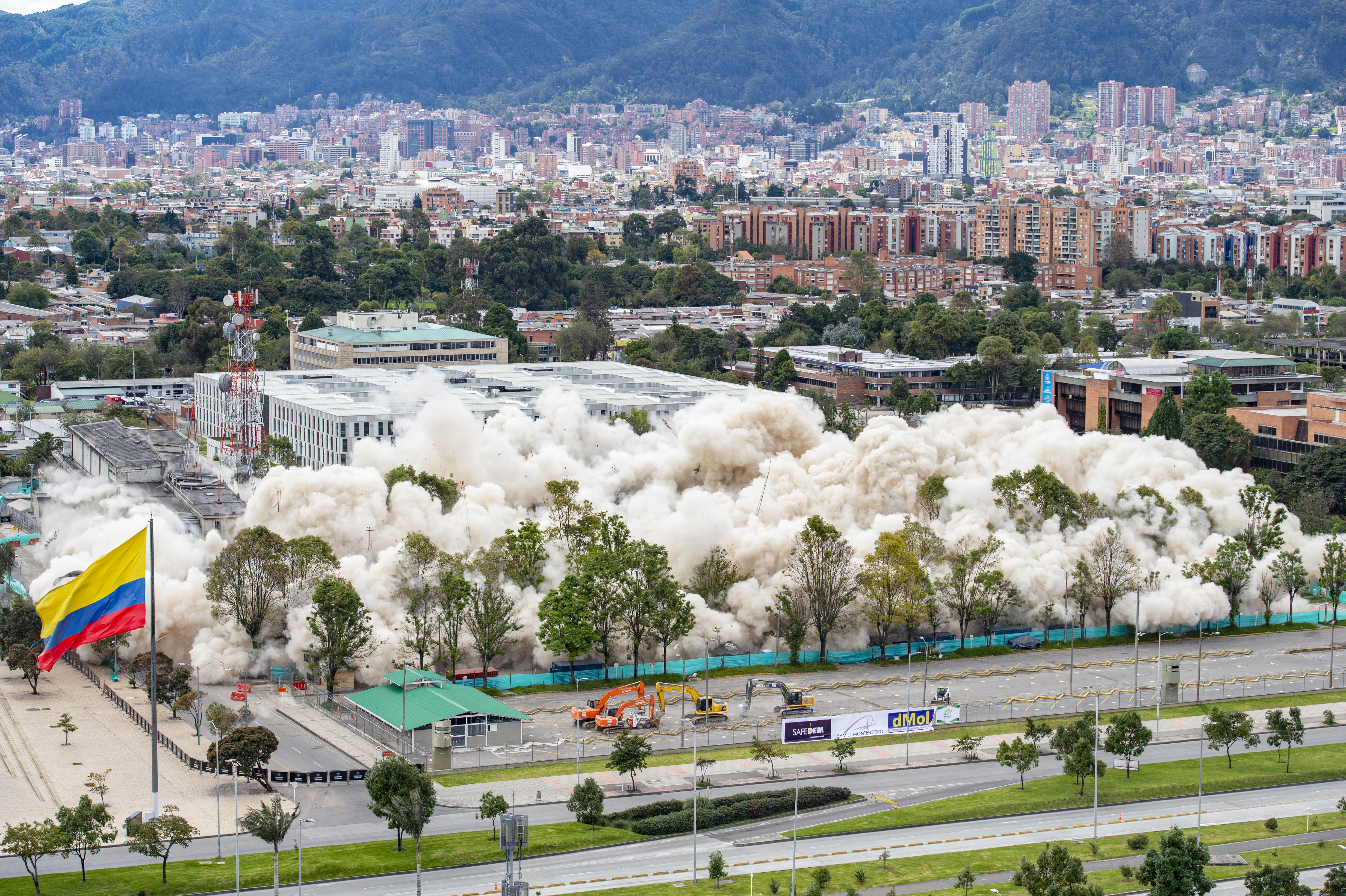 La implosión del antiguo edificio estuvo a cargo del Consorcio Infraimplot Bogotá. El trabajo de la empresa inició el pasado 4 de junio y se extenderá hasta el próximo 6 de septiembre, cuando se retiren todos los escombros.