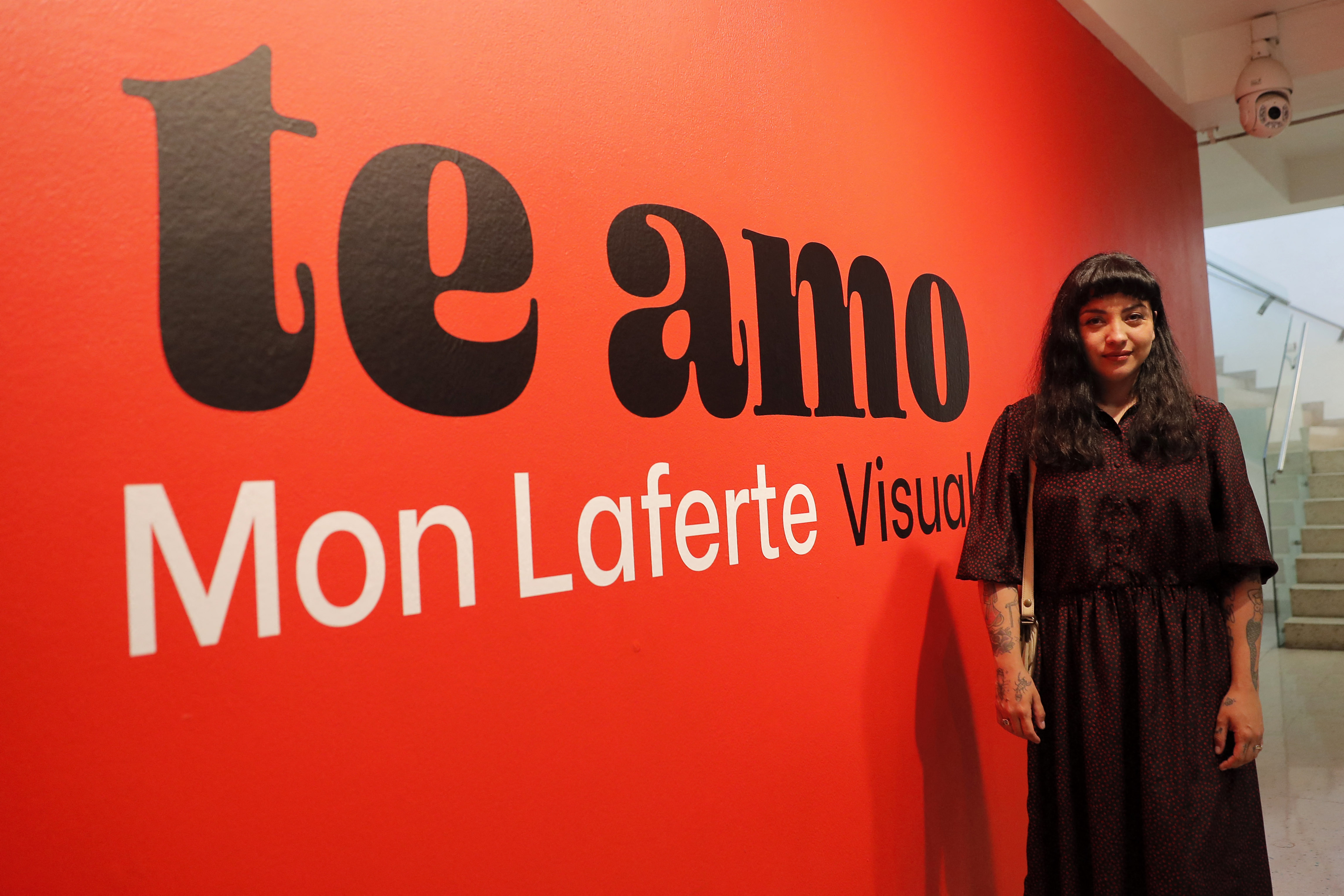 Mon Laferte se revela como artista plástica con gran exposición en Chile