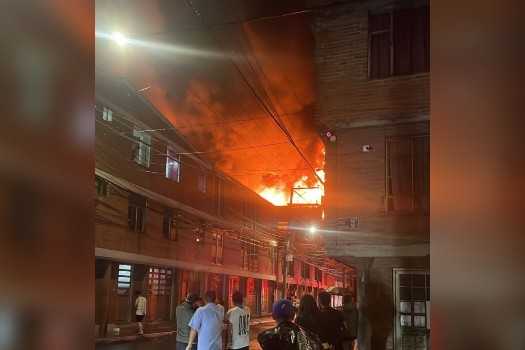 Emergencia en Engativá: incendio consumió fábrica de mubles en el barrio La Florida