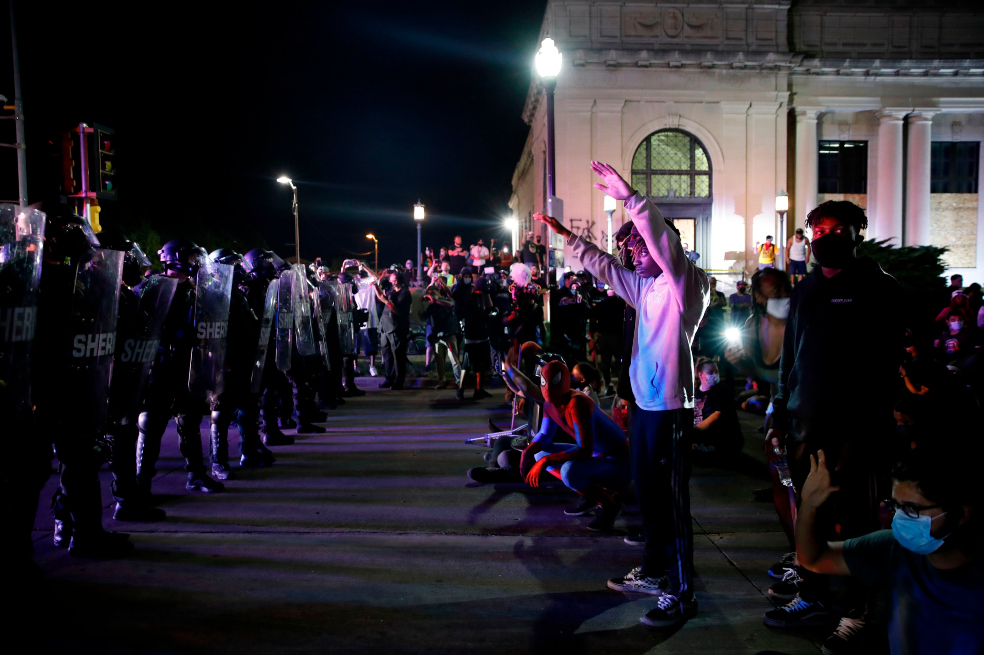 Al menos dos muertos por disparos durante protestas antirracistas en Wisconsin (EE. UU.)