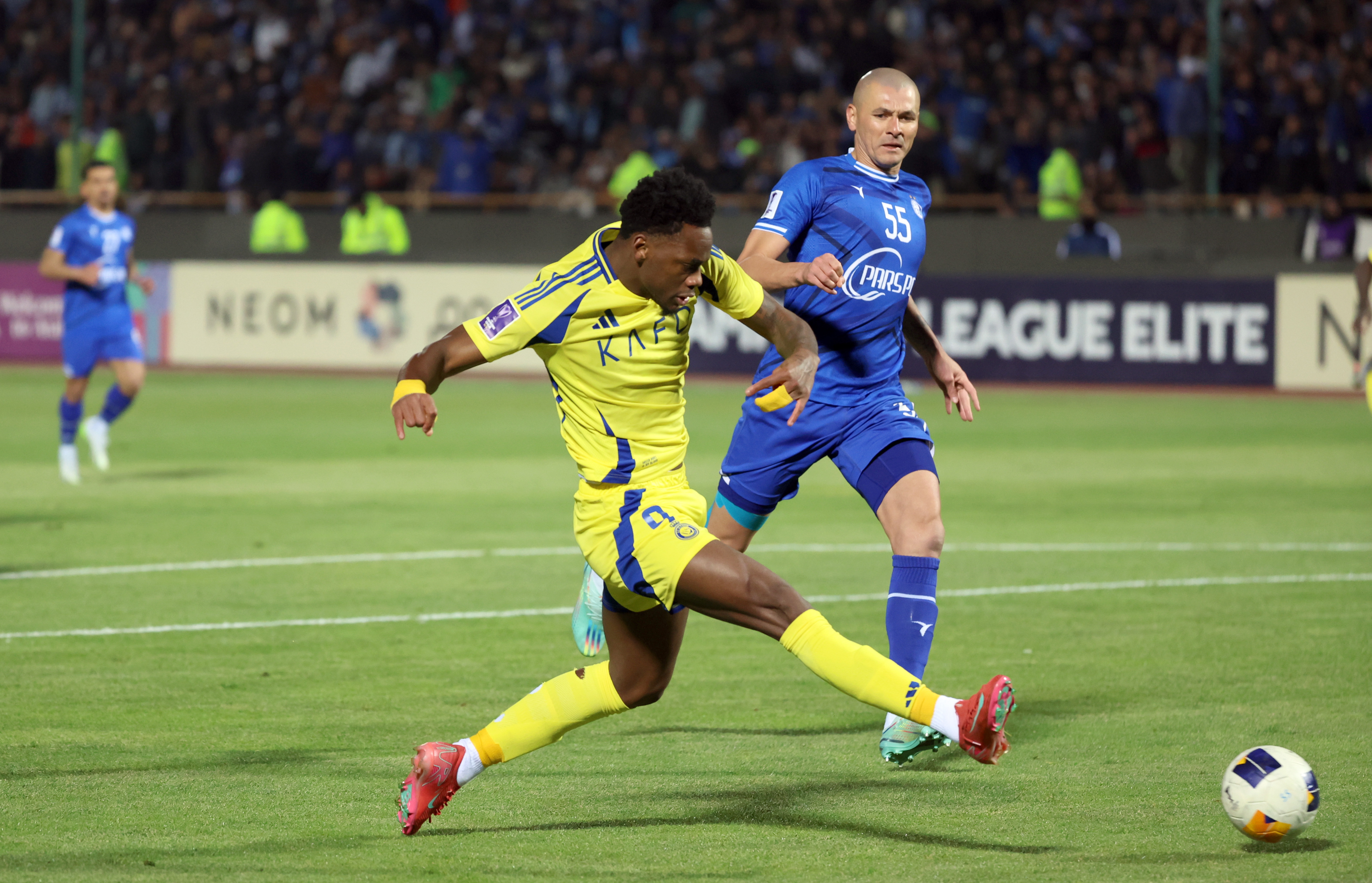 TEHRAN (Iran (Islamic Republic Of)), 03/03/2025.- Raphael da Silva Arruda of Esteghlal (R) in action against Jhon Duran (L) of Al-Nassr during the AFC Champions League soccer match between Esteghlal and Al-Nassr, in Tehran, Iran, 03 March 2025. (Liga de Campeones, Teherán) EFE/EPA/ABEDIN TAHERKENAREH