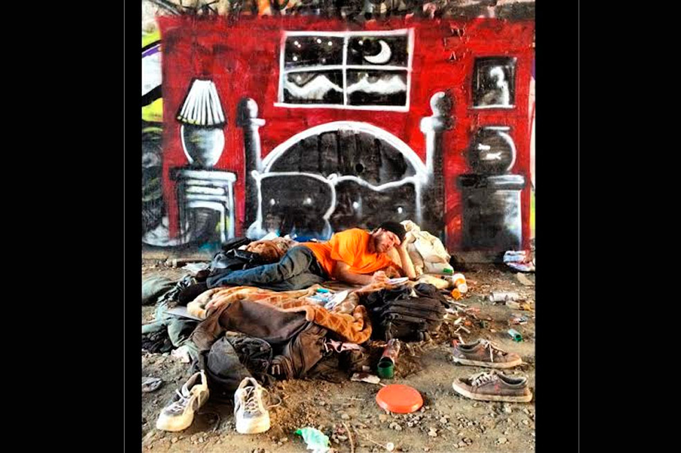 Artista callejero pinta hogares imaginarios para habitantes de calle