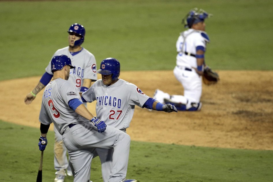 El jugador de los Cachorros de Chicago, Addison Russell (2º dcha), celebra con Javier Baez (2º dcha) y David Ross (izq) durante la sexta entrada del quinto partido de las series del Campeonato de la Liga Nacional profesional de béisbol contra los Dodgers de Los Ángeles. / EFE