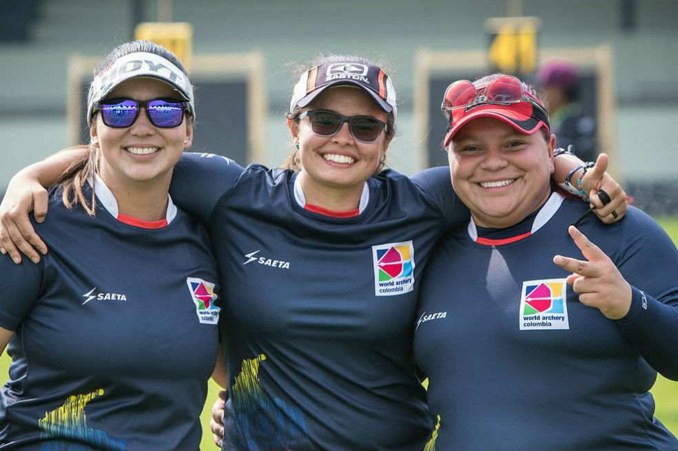 Sara López, Nora Valdés y Alejandra Usquiano conformaron el equipo campeón en arco compuesto femenino / worldarchery.org