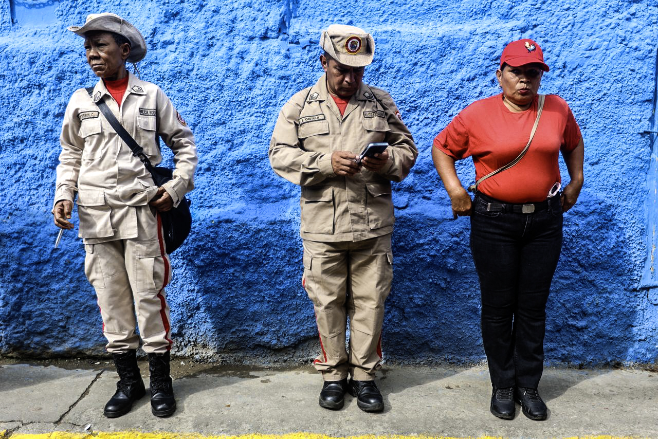 Members of the Bolivarian militia during a parade in the streets of the Guarataro neighborhood in Caracas on August 19, 2025. Venezuela's President Nicolas Maduro announced on August 19, 2025, the deployment of 4.5 million militia members in response to US "threats", which raised the reward for information leading his capture, and the US military-led anti-drug operation in the Caribbean. (Photo by Pedro MATTEY / AFP)