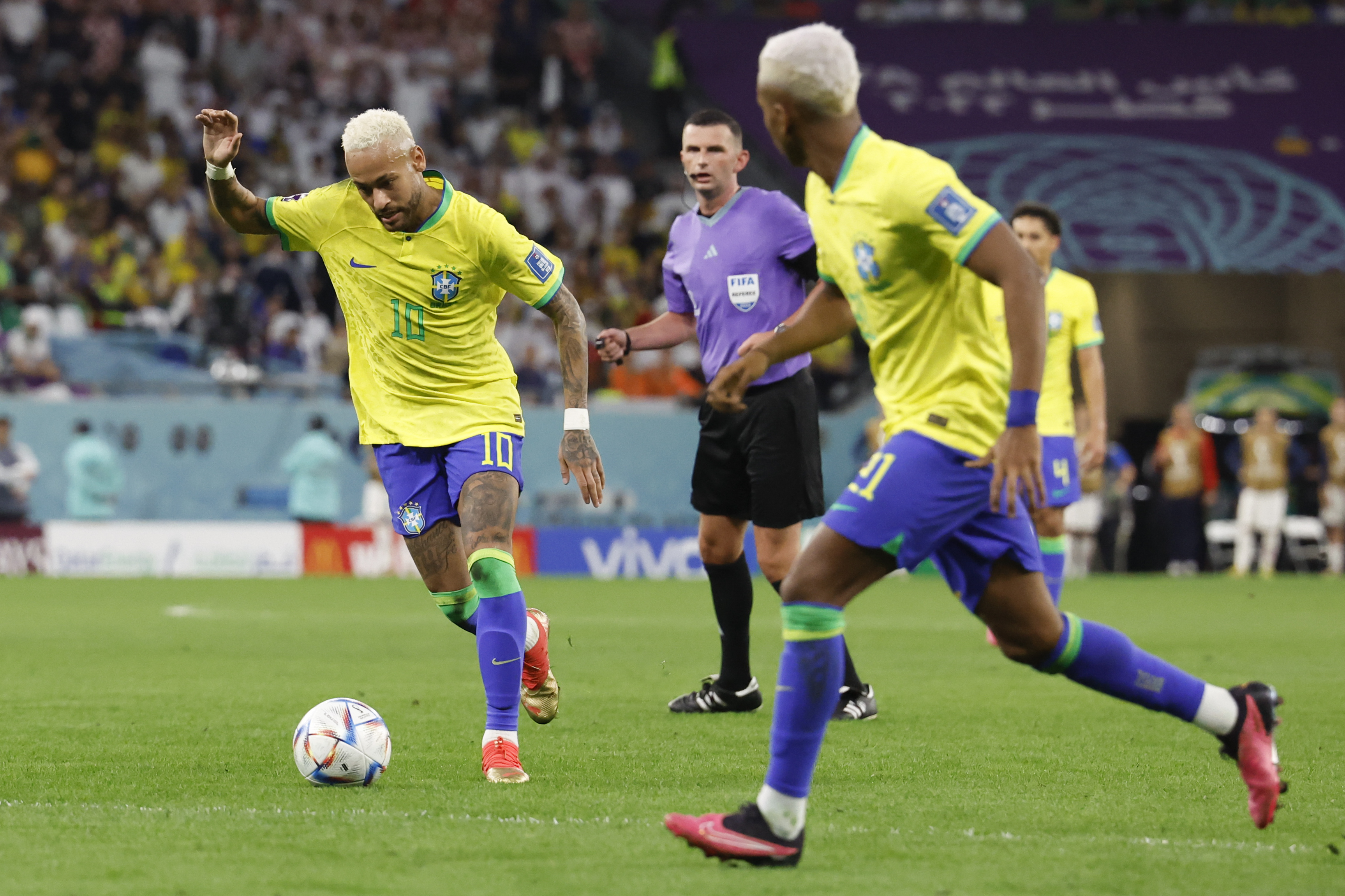 GR5003. RAYÁN (CATAR), 09/12/2022.- Neymar (i) de Brasil controla el balón hoy, en un partido de los cuartos de final del Mundial de Fútbol Qatar 2022 entre Croacia y Brasil en el estadio Ciudad de la Educación en Rayán (Catar) EFE/ Esteban Biba