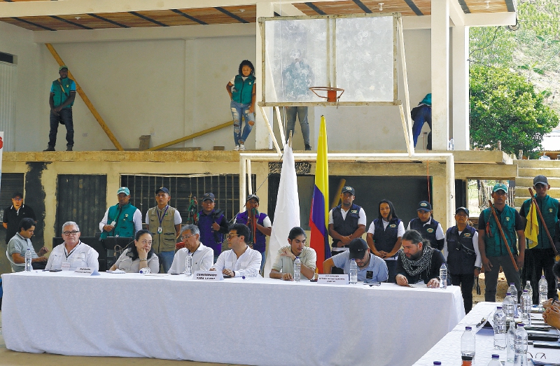 Fotografía de una mesa de diálogos entre el Gobierno colombiano y las disidencias de las FARC en Suárez. EFE/ Ernesto Guzmán