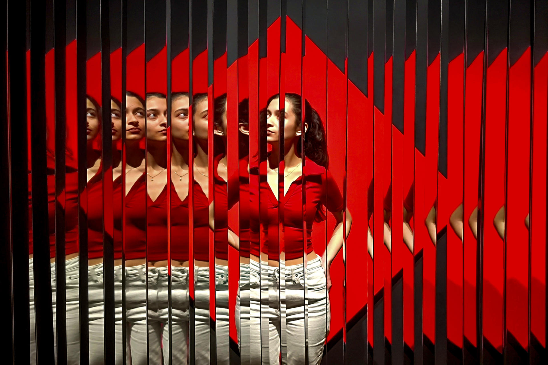 LONDRES, 08/06/2026.- Detalle de la obra 'Láminas reflectantes' de Julio Le Parc en la Tate Modern en Londres. La Tate Modern inaugurará el 11 de junio una exposición con más de 60 piezas del argentino Julio Le Parc (1928-2026). La muestra recorre siete décadas de trayectoria de un artista al que el museo define como un "visionario" por su investigación pionera sobre la luz, el movimiento y los efectos ópticos. EFE/ Guillermo Garrido