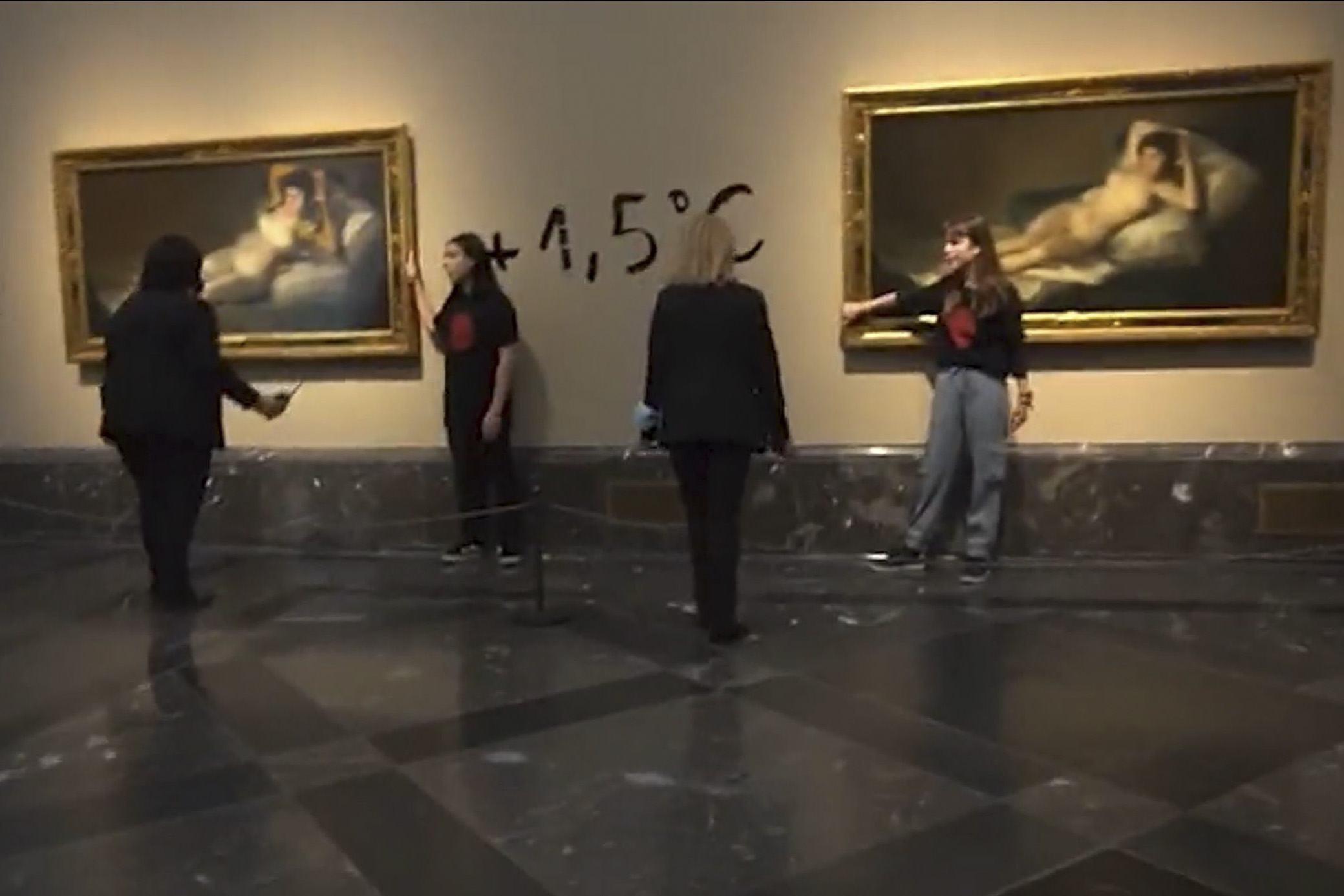 MADRID, 05/11/2022.- Captura de video del momento en el que dos activistas de la organización Futuro Vegetal se han pegado a los marcos de los cuadros de "La maja vestida" y "La maja desnuda" del Museo del Prado y han escrito en la pared '+1.5°' en referencia al anuncio de la ONU de la imposibilidad de cumplimiento del Acuerdo de París. EFE/Futuro Vegetal -SOLO USO EDITORIAL/SOLO DISPONIBLE PARA ILUSTRAR LA NOTICIA QUE ACOMPAÑA (CRÉDITO OBLIGATORIO)-