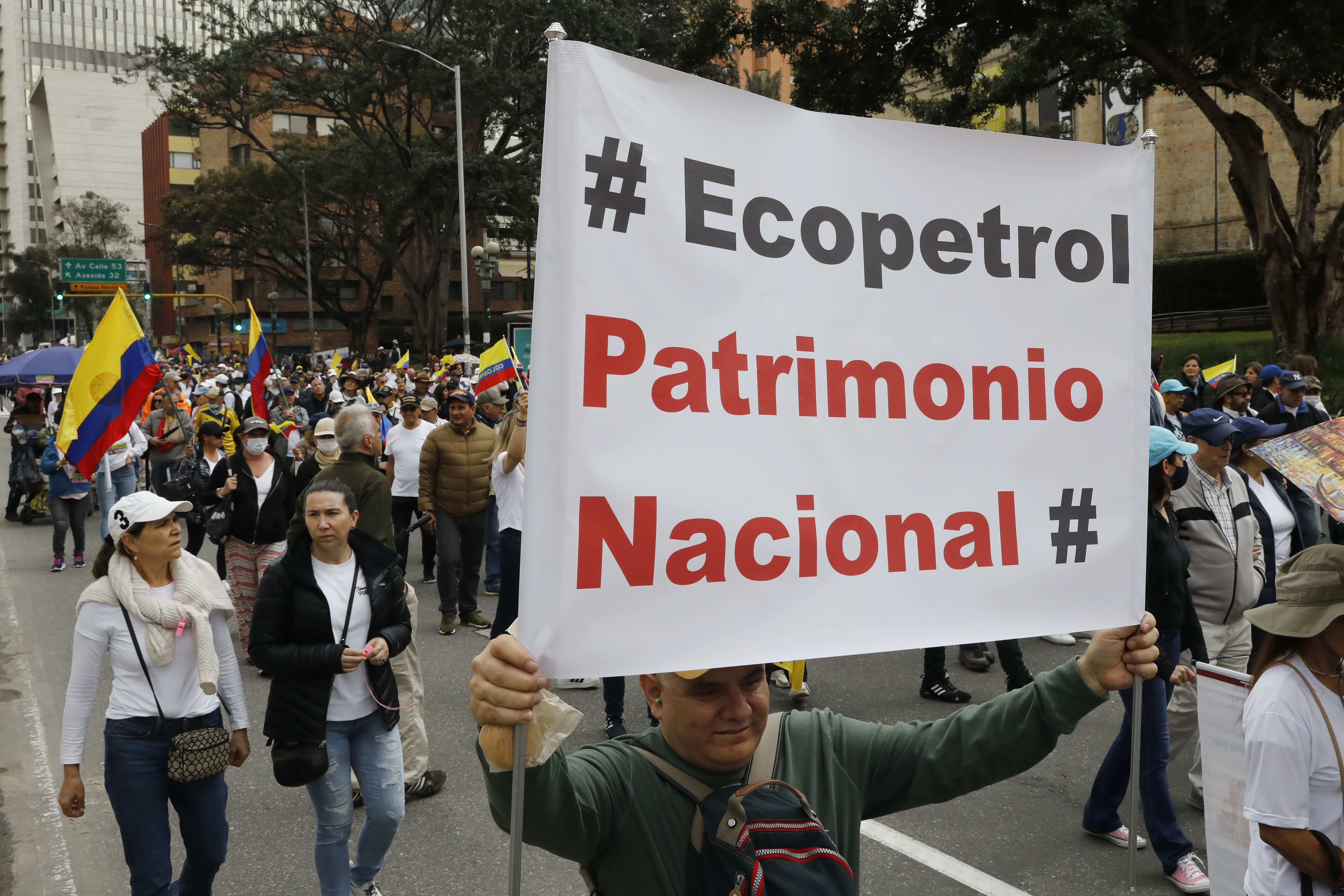 BOG400. BOGOTÁ (COLOMBIA), 29/10/2022.- Personas participan hoy de una jornada de protesta contra el Gobierno de Gustavo Petro, en Bogotá (Colombia). Partidos de la oposición y otros sectores de la sociedad convocaron para este sábado una nueva jornada de manifestación llamada Gran Marcha Nacional, para rechazar las reformas que adelanta el nuevo Gobierno. EFE/Carlos Ortega