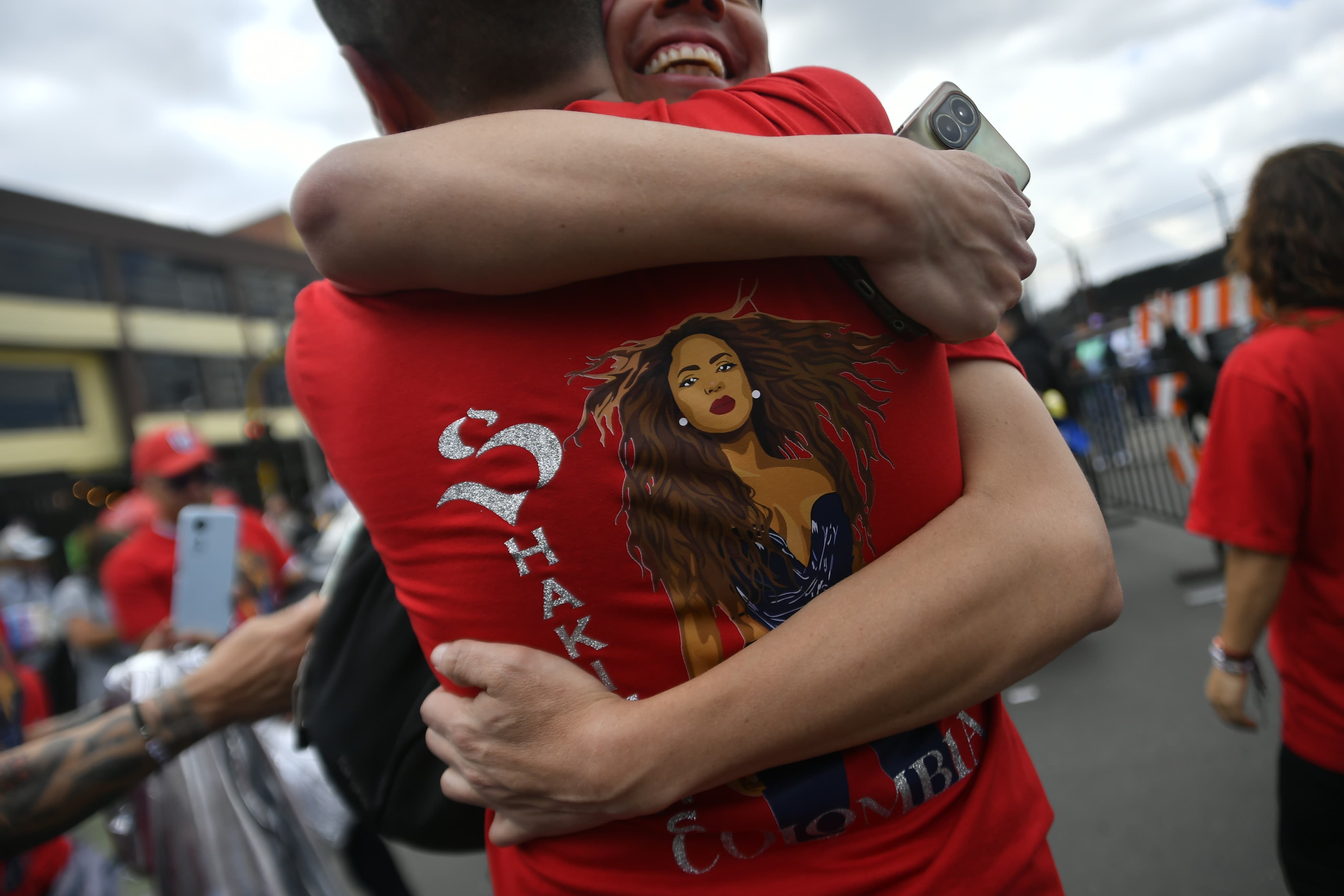 La mayoría de los aficionados llegaron ya maquillados, vestidos con conjuntos alusivos a Shakira y listos para el concierto, en el que esperan cantar y bailar durante las dos horas que dura el espectáculo.