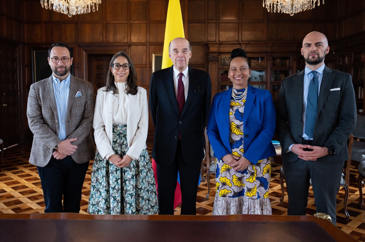 El canciller Álvaro Leyva (centro) durante la posesión del nuevo equipo. A su derecha, Carolina Olarte Bácares, y a su izquierda, Elizabeth Taylor.