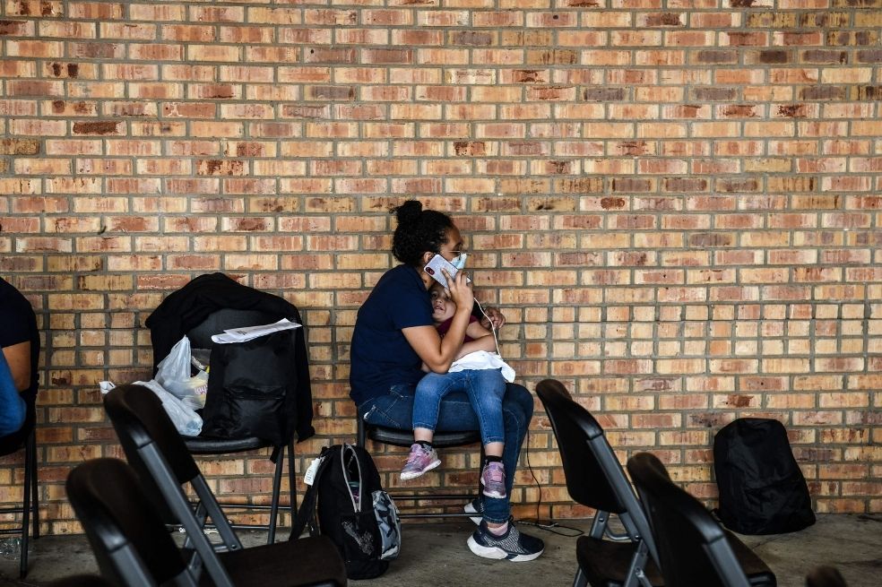 Los refugios para migrantes indocumentados están superpoblados y las autoridades se ven doblemente desafiadas por las restricciones relacionadas con la pandemia.