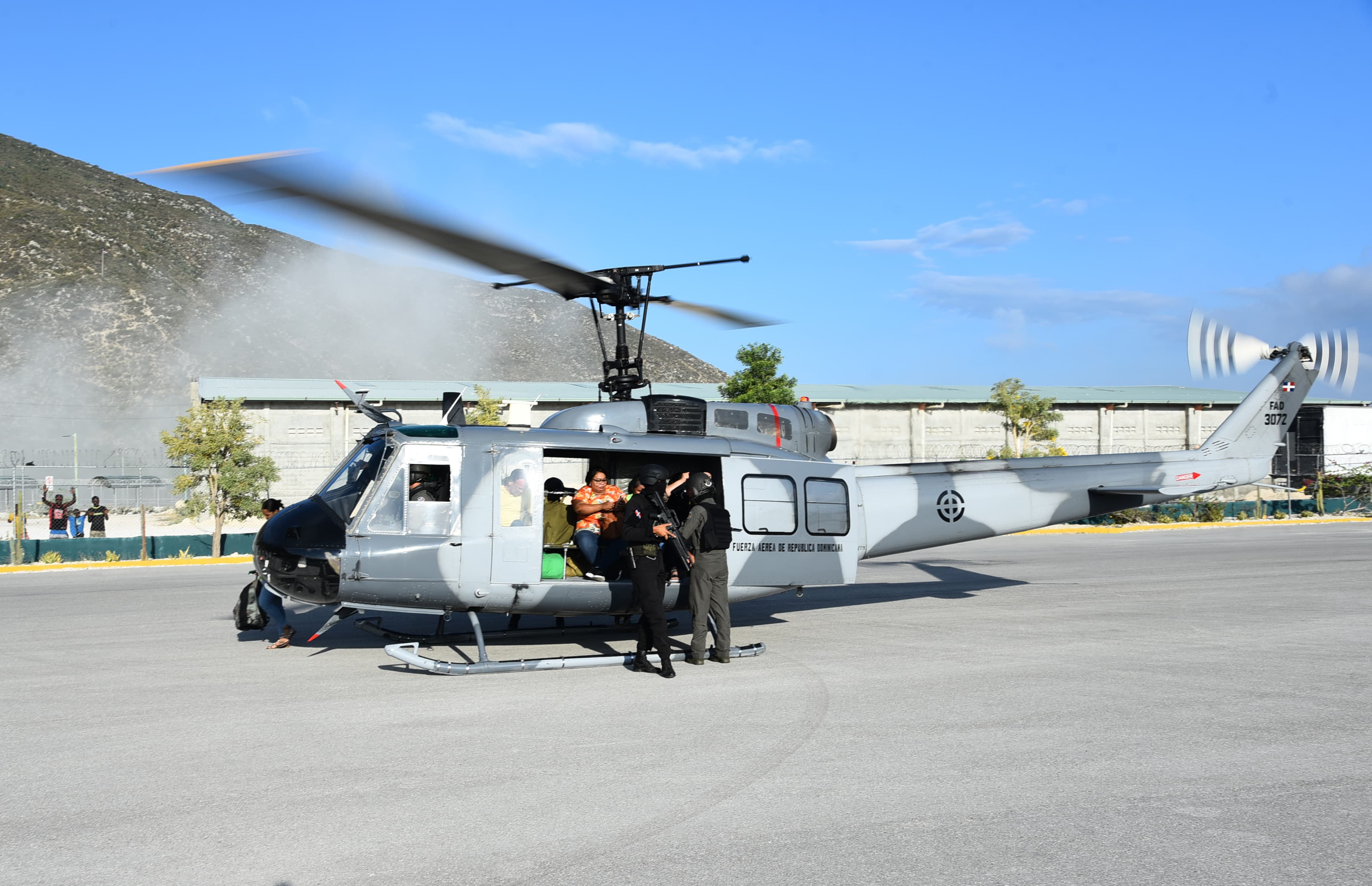 AME9579. JIMANÍ (REPÚBLICA DOMINICANA), 17/03/2024.- Fotografía cedida por la Cancillería de República Dominicana que muestra ciudadanos dominicanos mientras bajan de un helicóptero tras ser evacuados de Haití, este domingo en el helipuerto de la Fuerza de Tarea Conjunta e Interagencial del municipio dominicano de Jimaní (República Dominicana). La República Dominicana evacuó a 27 de sus ciudadanos residentes en Haití ante la situación de violencia e inseguridad que afecta la vecina nación, informó este domingo la Cancillería.Se trata de dominicanos que solicitaron ser evacuados "ante la dificultad de salir del vecino país por las vías ordinarias", de acuerdo con un comunicado de la Cancillería. EFE/ Cancillería Dominicana / SOLO USO EDITORIAL/ SOLO DISPONIBLE PARA ILUSTRAR LA NOTICIA QUE ACOMPAÑA (CRÉDITO OBLIGATORIO)
