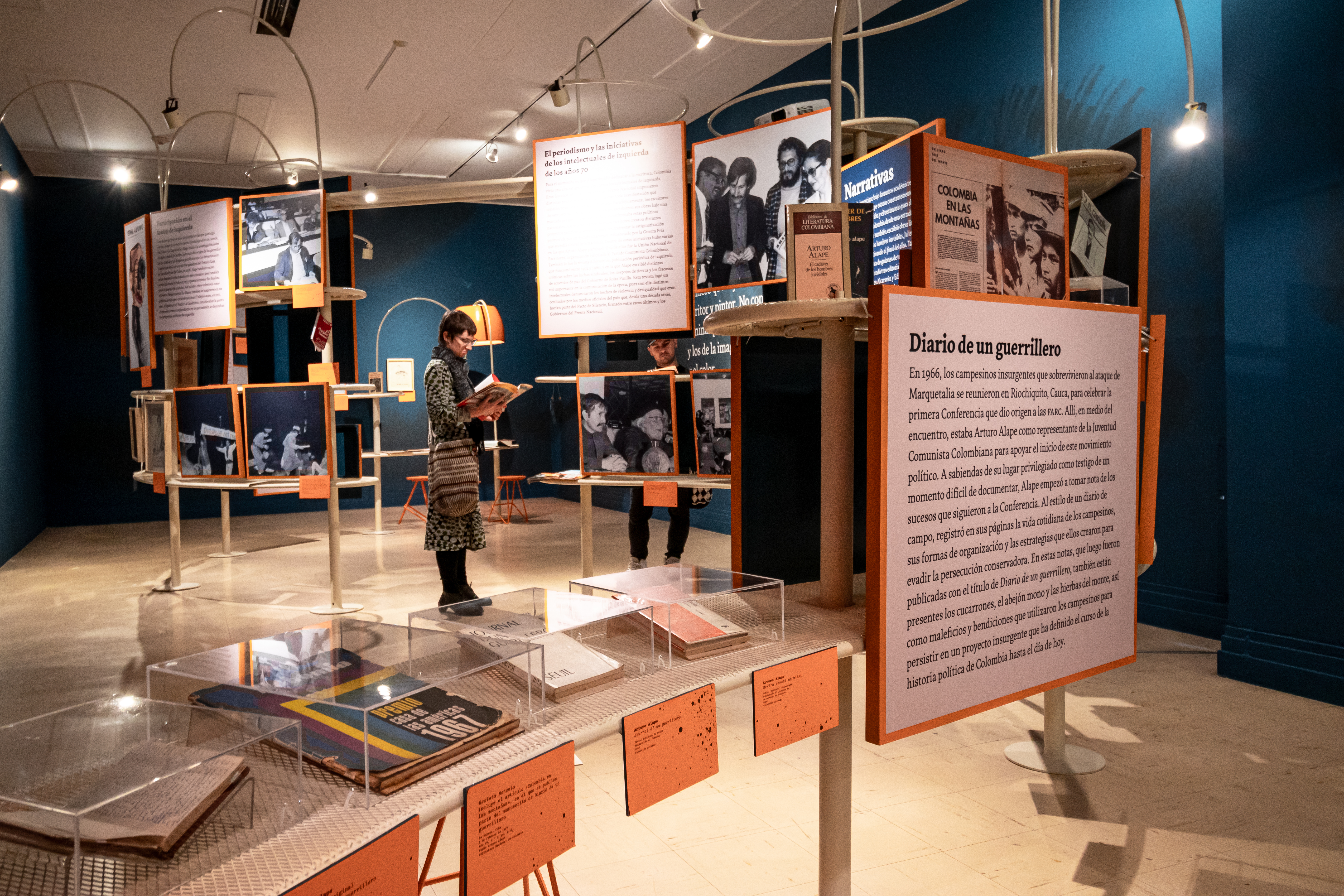 La exposición se pensó como una metáfora del río e incluyen varias obras de las distintas facetas de Arturo Alape.