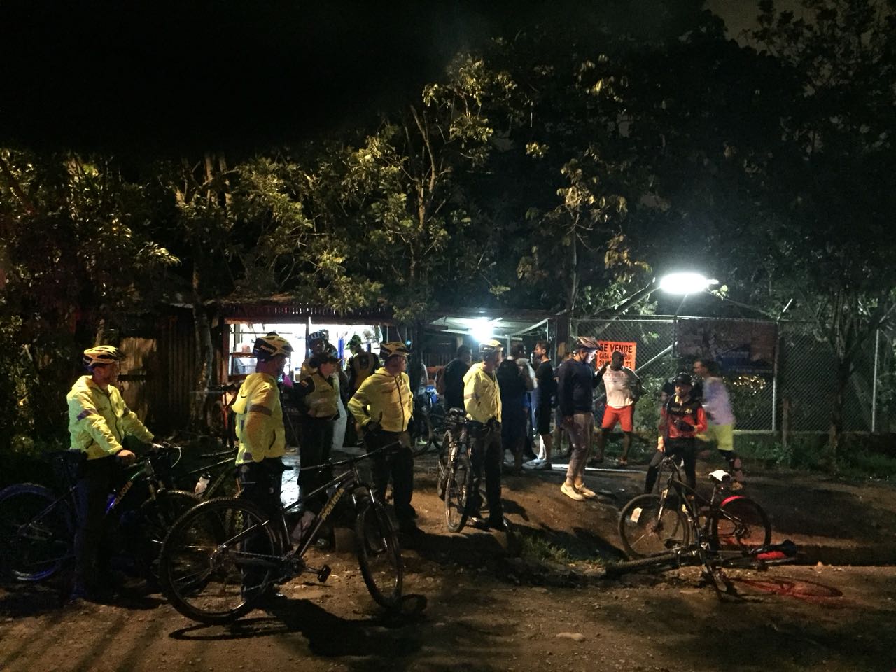 Ciclistas agredieron a presunto ladrón en el Km 18 de la vía Cali-Buenaventura
