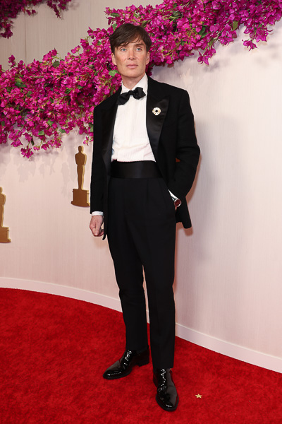 Cillian Murphy, ganador en la categoría Mejor Actor por su protagónico en 'Oppenheimer', llevó un 'oufit' de Versace.