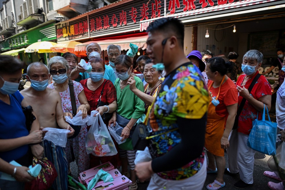 Mientras que el tapabocas es obligatorio en Berlín y en París, en Wuhan el objeto símbolo de la pandemia, así como los trajes completos y los anteojos de seguridad dejan su lugar a las sombrillas y las gafas de sol. Estos últimos días las temperaturas alcanzaron los 34 grados.