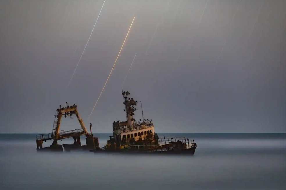 "Me encanta cómo las estelas de estrellas que asoman por el cielo gris proporcionan un telón de fondo impresionante para este barco varado. Parece como si flotara en un mar de niebla. Es una imagen inquietantemente bella que sería el escenario perfecto para una historia de fantasmas y es una de mis favoritas del concurso de este año", dijo Melissa Brobby, una de las jueces de la competencia.