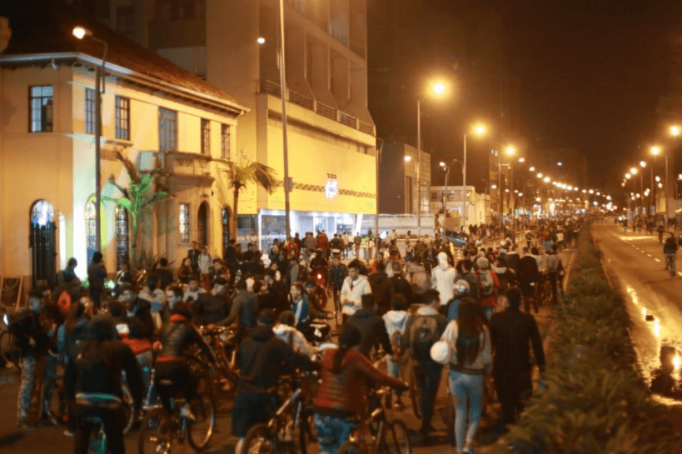 Más de dos millones de personas salieron a la ciclovía nocturna en Bogotá