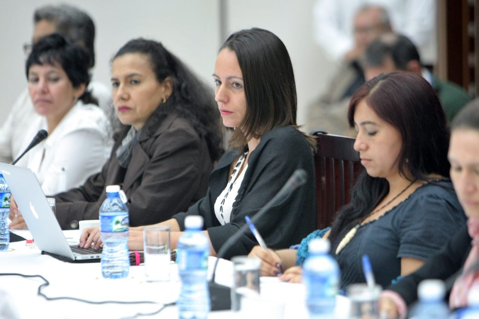 (Tercera de izquierda a derecha) La exguerrillera e integrante de la mesa negociadora de las FARC-EP, la holandesa Tanja Nijmeijer en La Habana, Cuba. EFE/Ernesto Mastrascusa