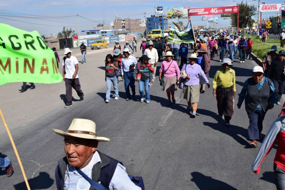 Perú suspende licencia a proyecto minero que generó conflicto en sur del país