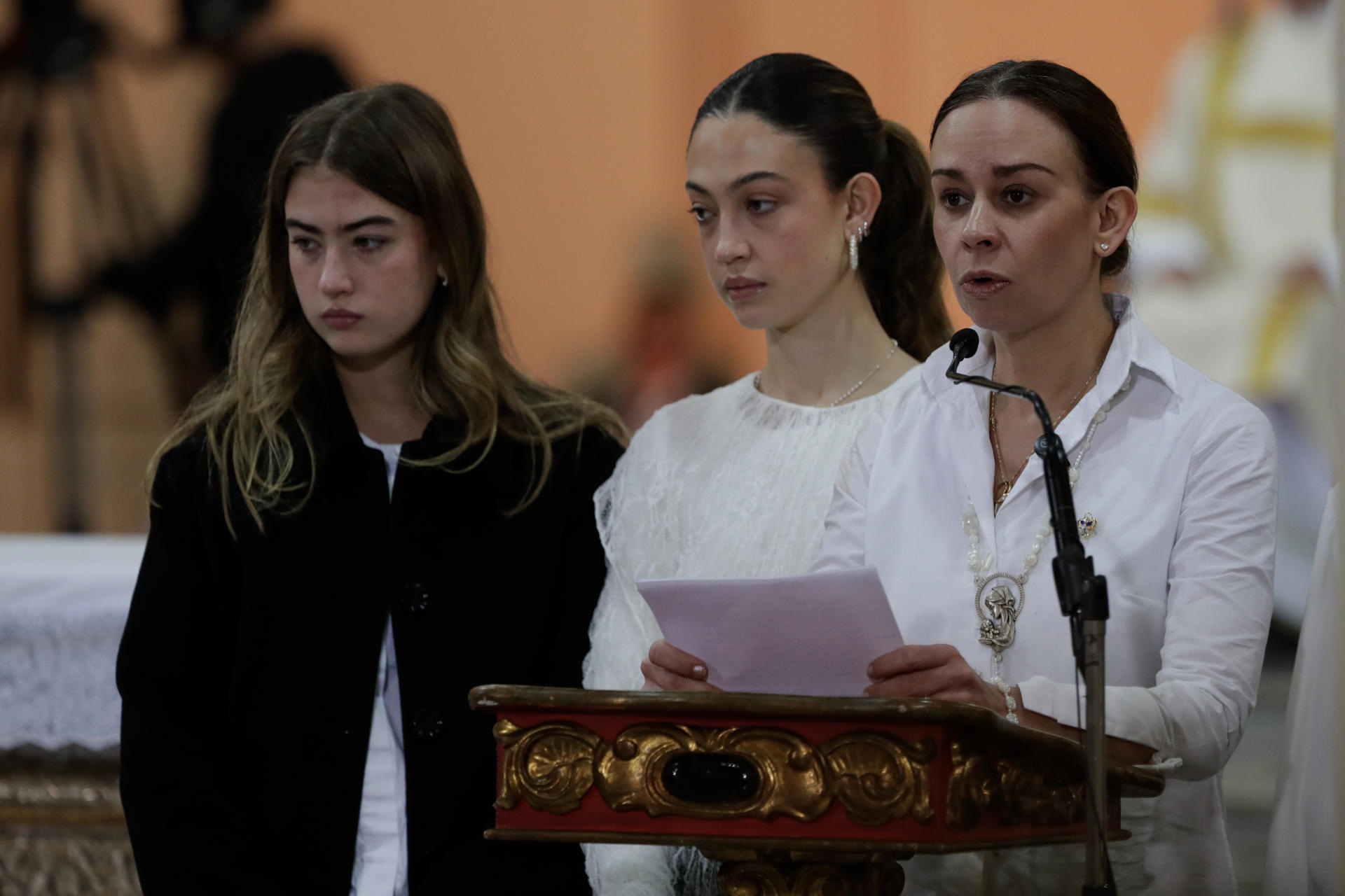 AME9851. BOGOTÁ (COLOMBIA), 13/08/2025.- La esposa del fallecido senador y precandidato presidencial Miguel Uribe Turbay, Claudia Tarazona, habla junto a sus hijas en una misa este miércoles, en la catedral Primada en Bogotá (Colombia) Uribe Turbay falleció el lunes, dos meses después de un atentado en su contra. EFE/Carlos Ortega