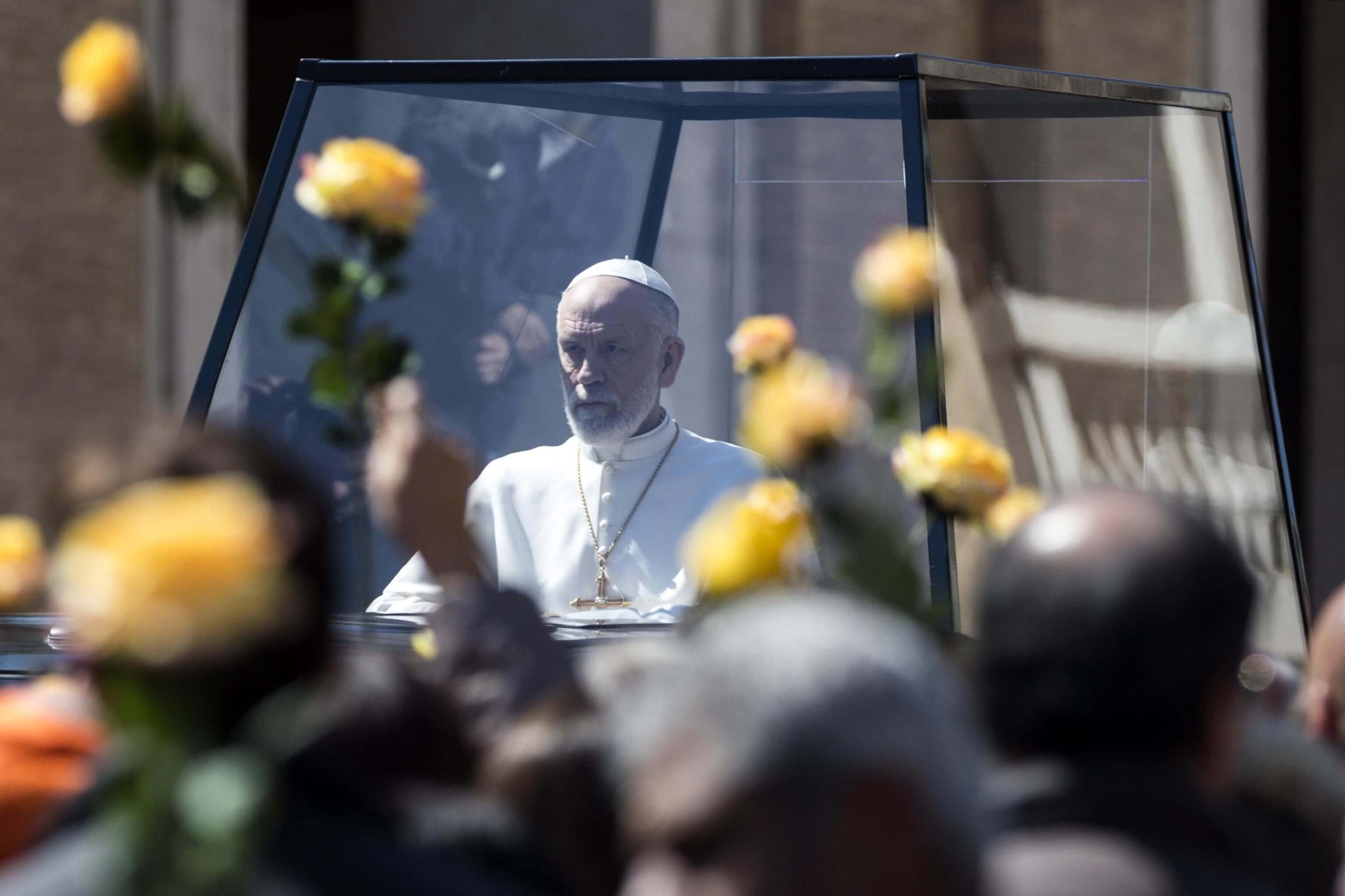 John Malkovich sorprende como el «nuevo papa» en desfile frente al Vaticano