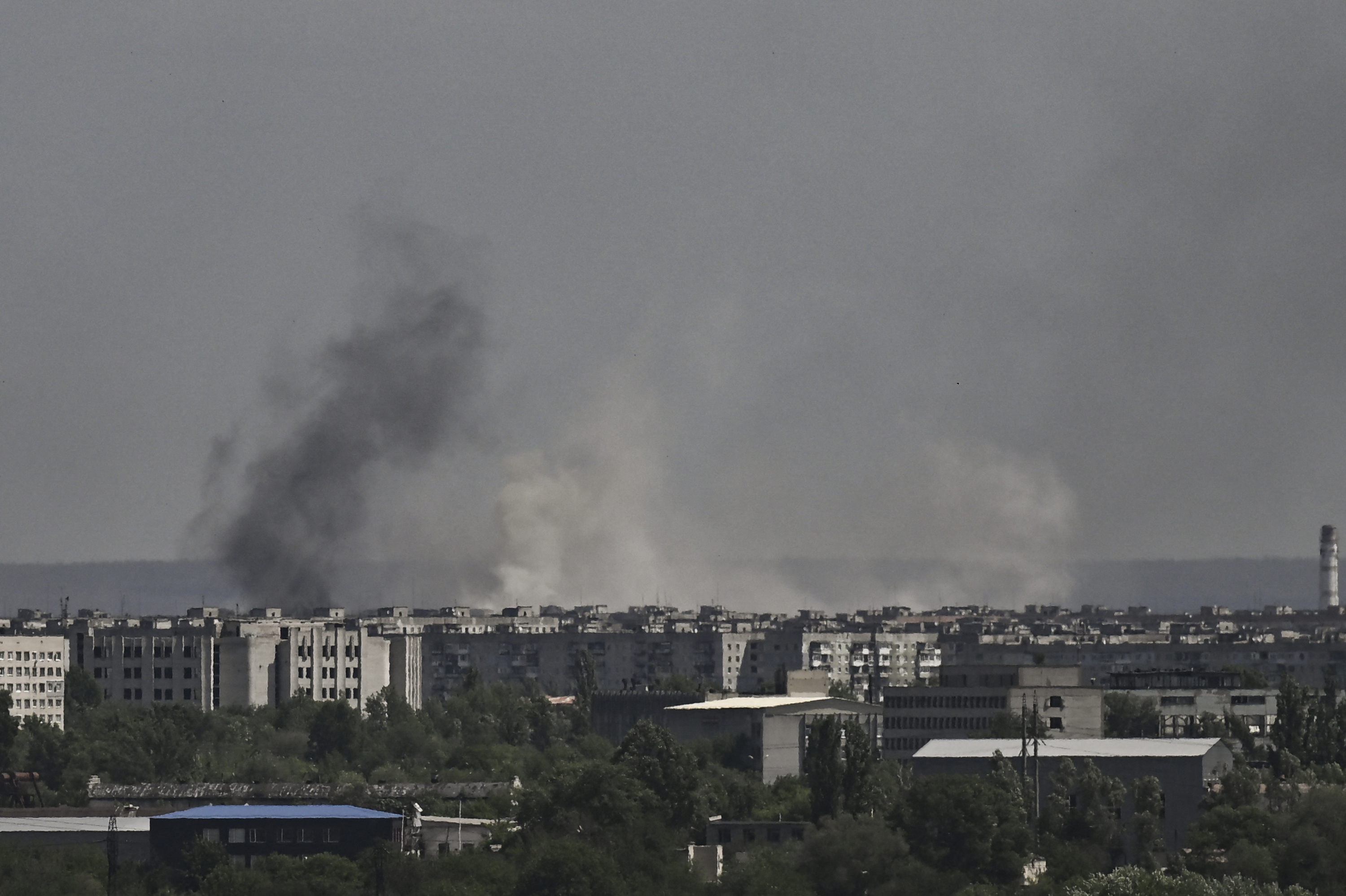 El ejército ruso está bombardeando Severodonetsk (en la imagen), cuyo gobernador advirtió que podría sufrir el mismo destino que Mariúpol, un importante puerto del sureste devastado tras semanas de asedio.
