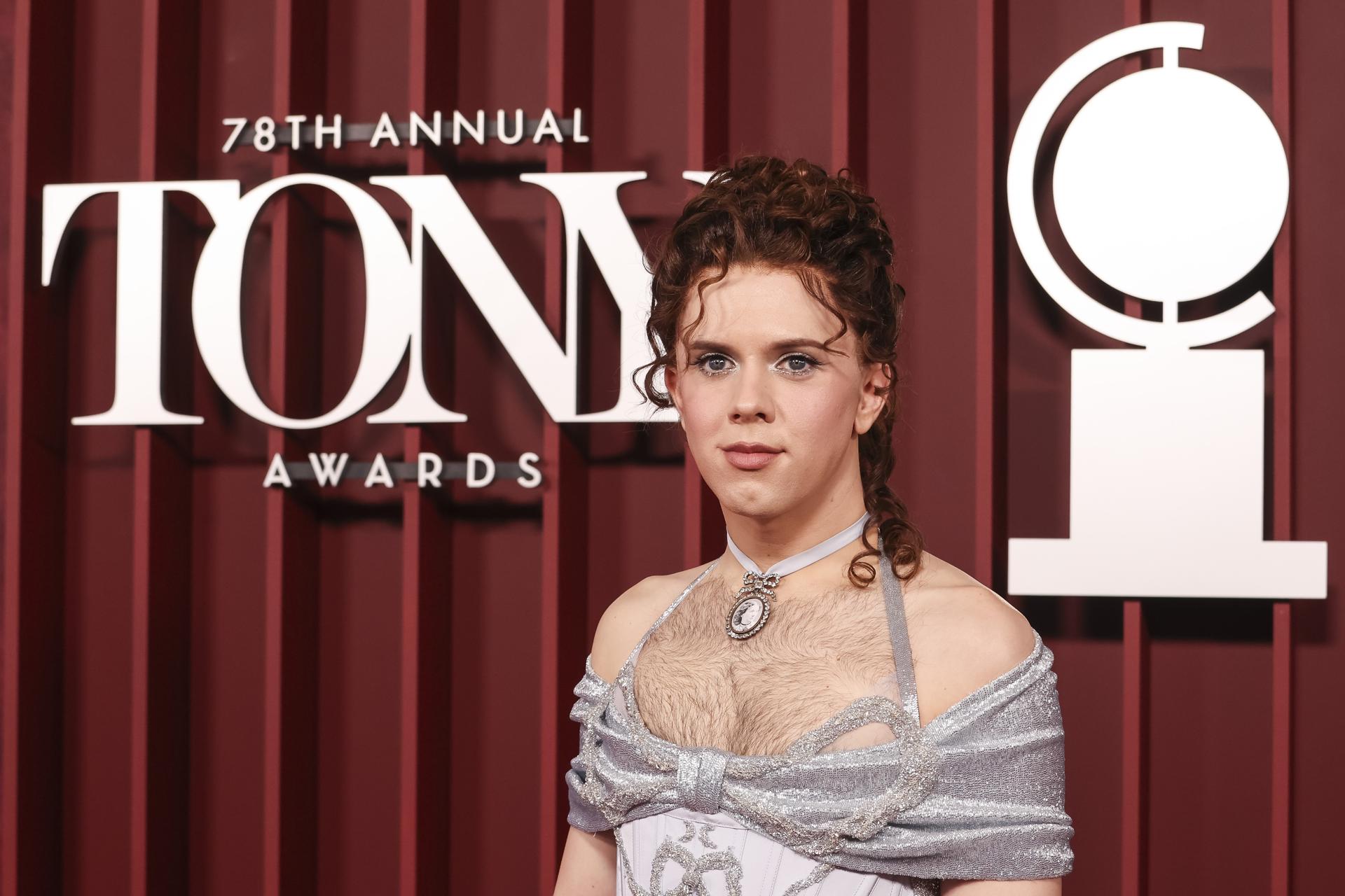 NEW YORK (United States), 09/06/2025.- Cole Escola poses on the red carpet during the 78th annual Tony Awards at Radio City Music Hall in New York, New York, USA, 08 June 2025. The Tony Awards are presented each year by the American Theatre Wing and The Broadway League to honor excellence in Broadway theater. (Nueva York) EFE/EPA/SARAH YENESEL
