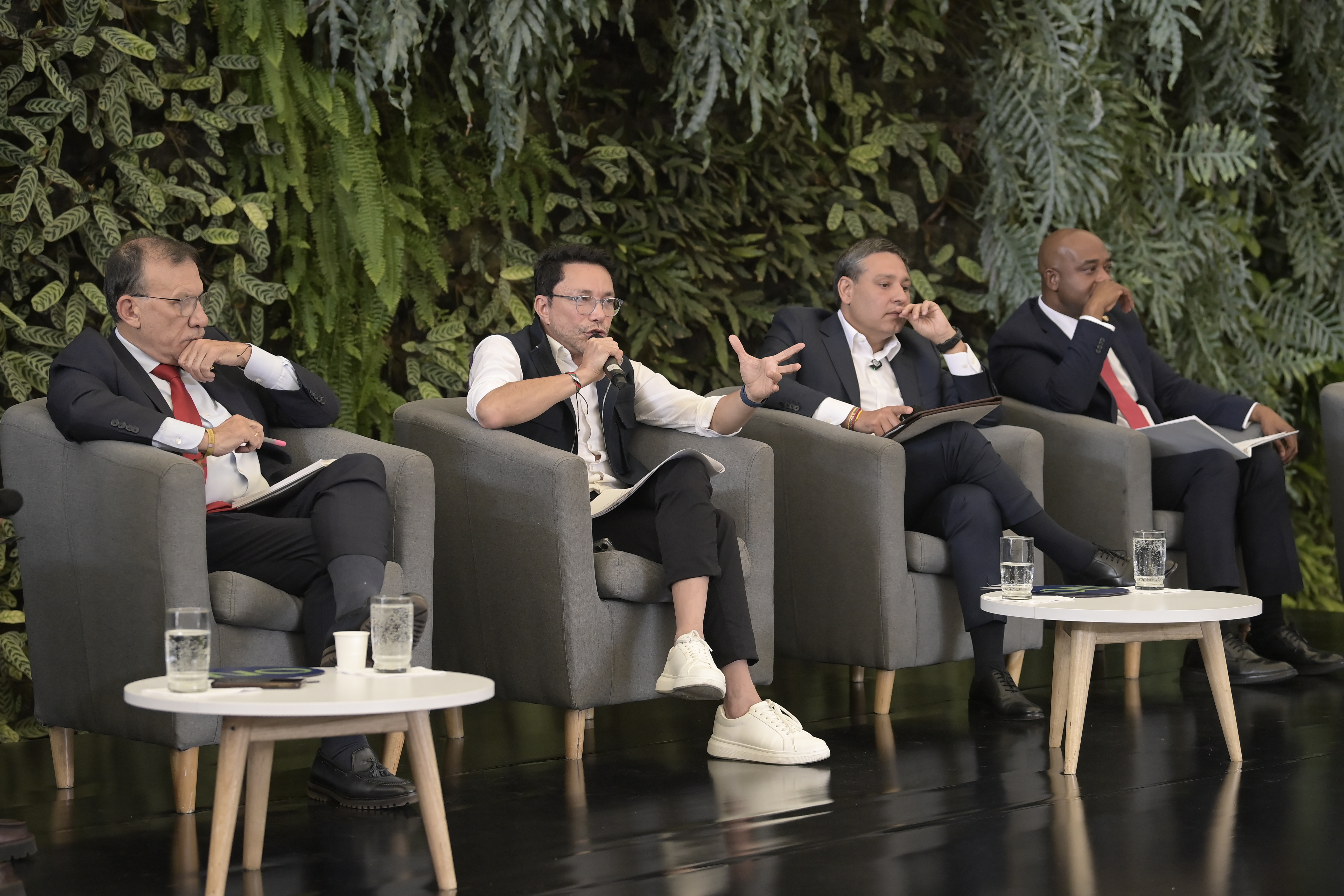 Roy Barreras, Carlos Caicedo, Mauricio Lizcano y Luis Gilberto Murillo, candidatos presidenciales en el foro organizado por El Espectador junto a sus aliados Friedrich-Ebert-Stiftung en Colombia (FESCOL), Transforma, Movilizatorio, CREER, NRGI y Foro Nacional por Colombia